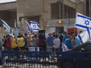 بالصور: تزامنا مع عقد جلسة المحكمة - اليمين الاسرائيلي يُنظم تظاهرة مع الجندي قاتل الجريح بيافا